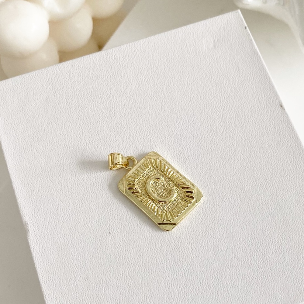 BRAND NEW - C INITIAL PENDANT GOLD NECKLACE - NON TARNISH | stainless steel